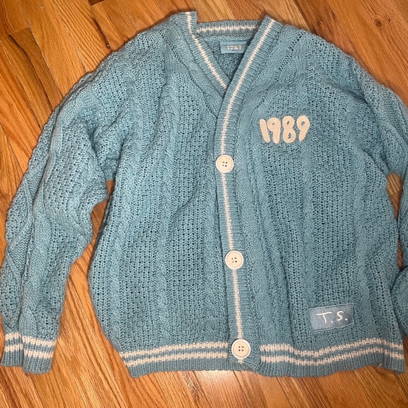 OFFICIAL COLLECTOR’SEDITION TAYLOR SWIFT 1989 CARDIGANM/L